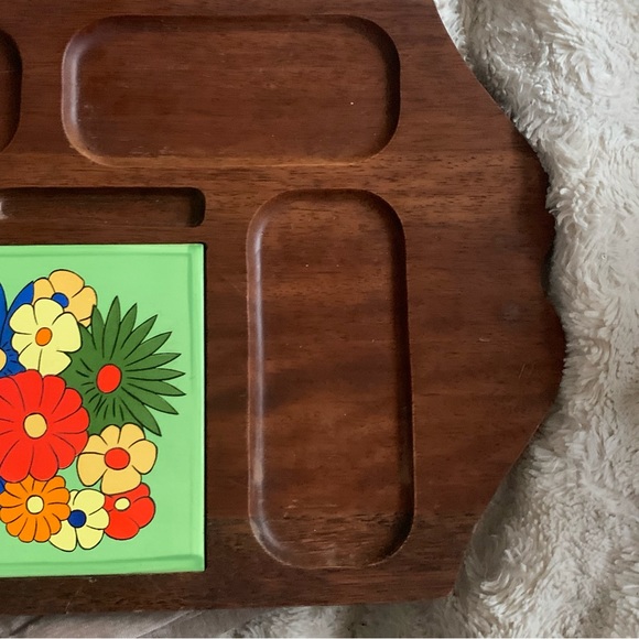 Vintage Wooden Serving tray/charcuterie board with Green Floral Tile - Picture 3 of 10